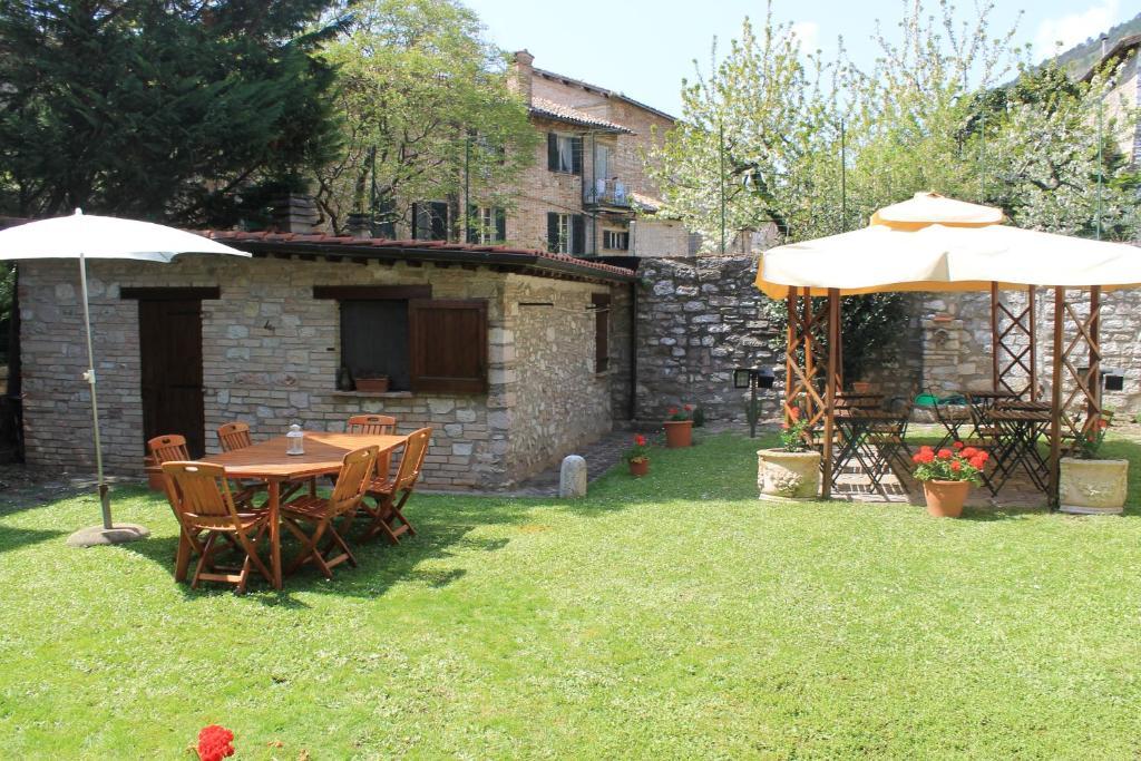 Residenza Le Logge Bed & Breakfast Gubbio Exterior photo